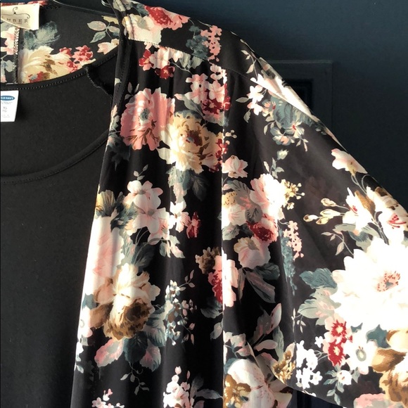 Sweaters - Floral and Fringe Thin Kimono